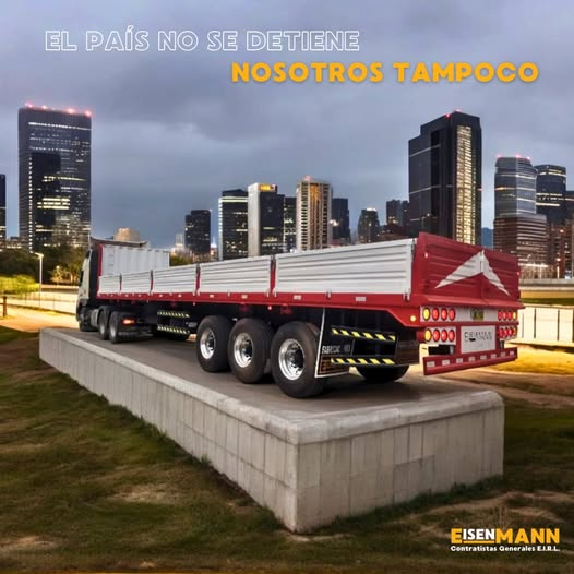 Semirremolque plataforma circulando por vía urbana de Arequipa